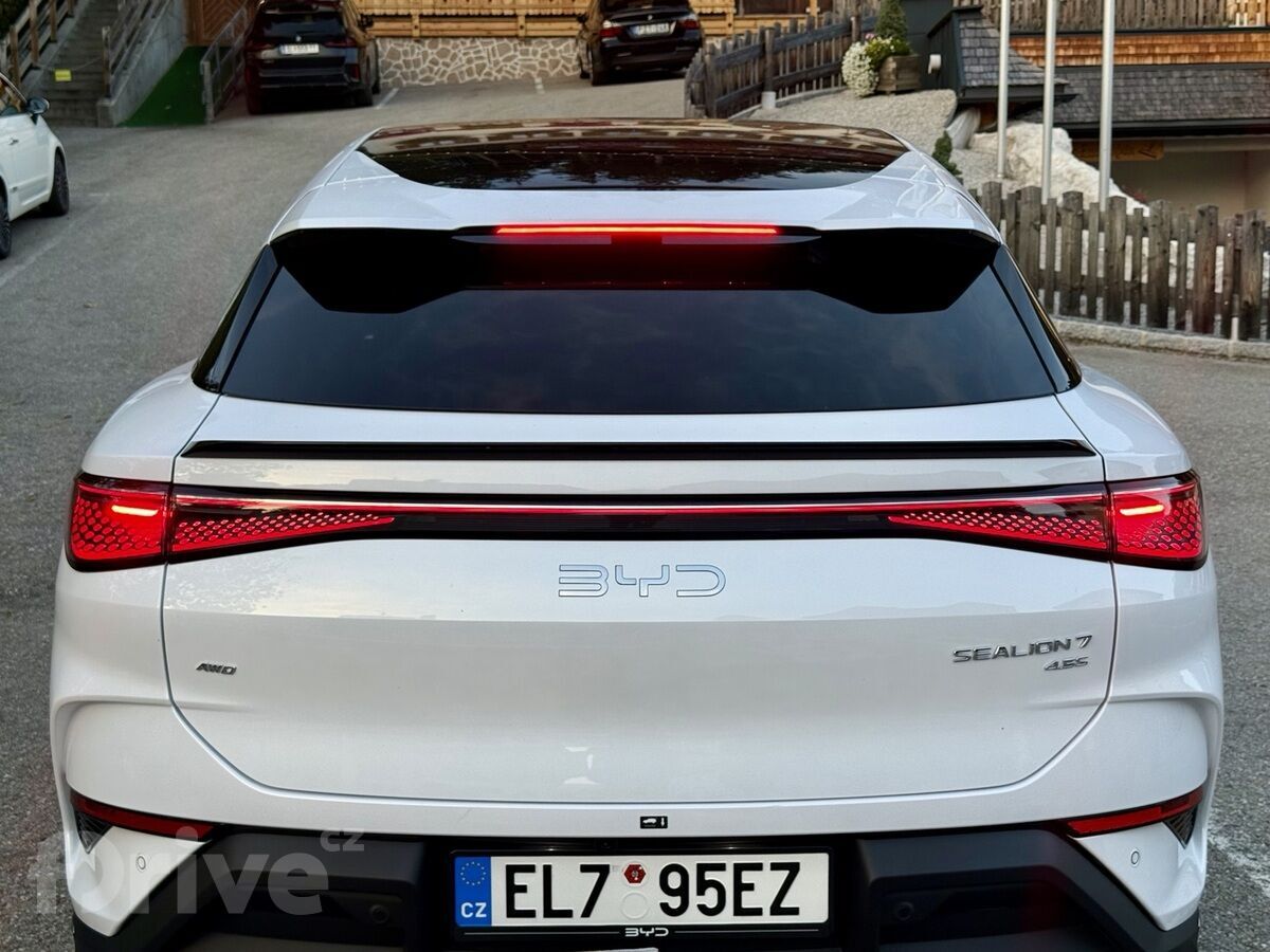 BYD Sealion 7