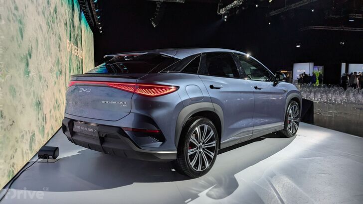 BYD Sealion 7