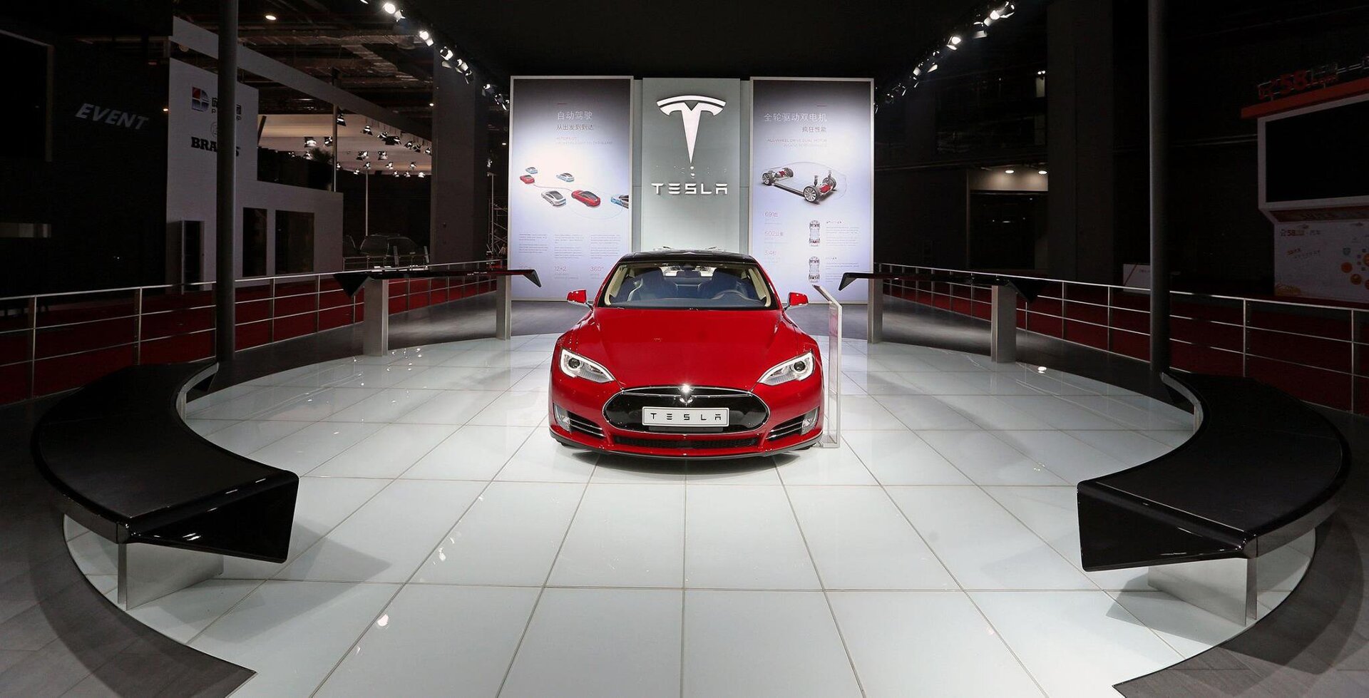 Červená Tesla Model S na výstavě