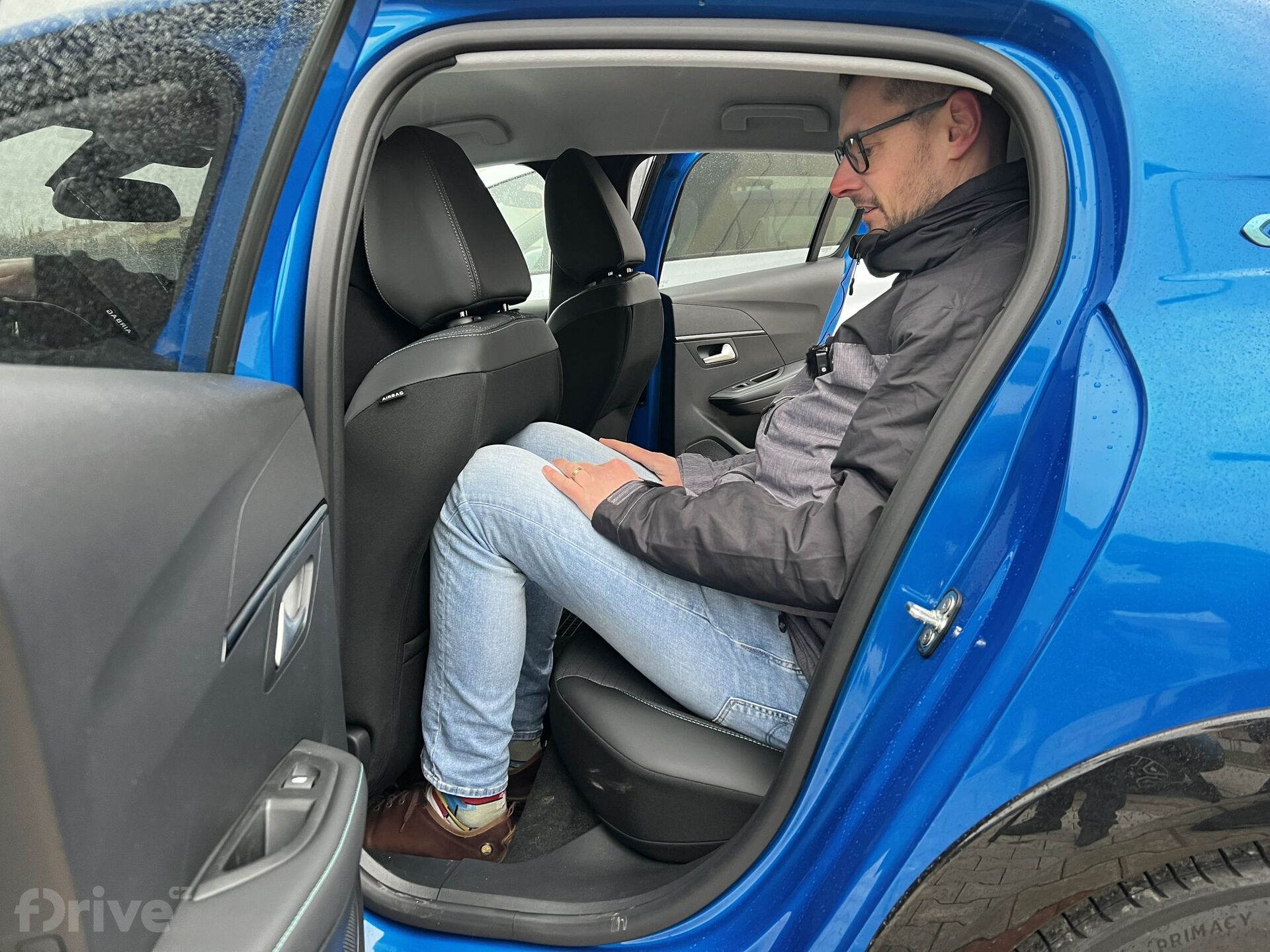 Cestující v Peugeot e-208