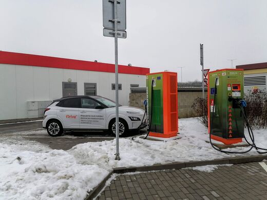 ČEZ, dálnice D11 80. km směr Hradec Králové, odpočívka Osice, ČS Benzina