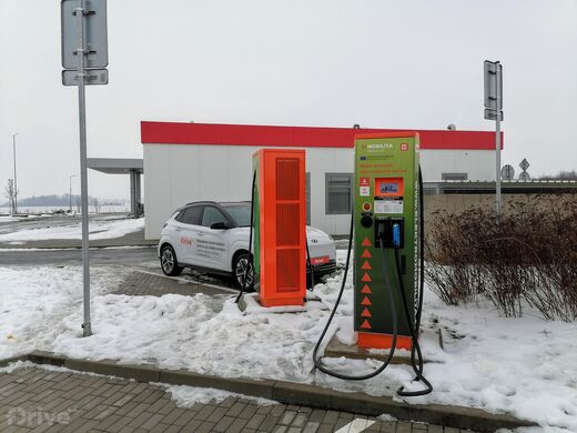 ČEZ, dálnice D11 80. km směr Hradec Králové, odpočívka Osice, ČS Benzina