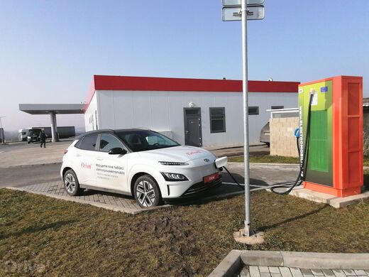 ČEZ, dálnice D11 80. km směr Hradec Králové, odpočívka Osice, ČS Benzina