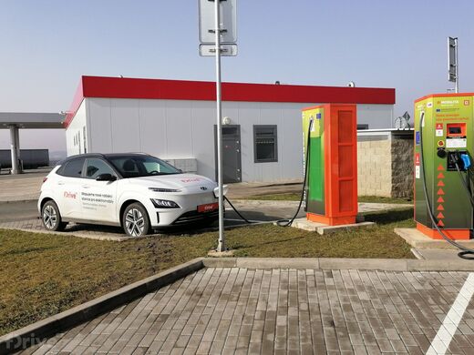 ČEZ, dálnice D11 80. km směr Hradec Králové, odpočívka Osice, ČS Benzina