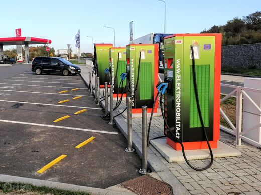 ČEZ, dálnice D5, 85. km směr Rozvadov, odpočívka Šlovice, čerpací stanice Benzina ORLEN