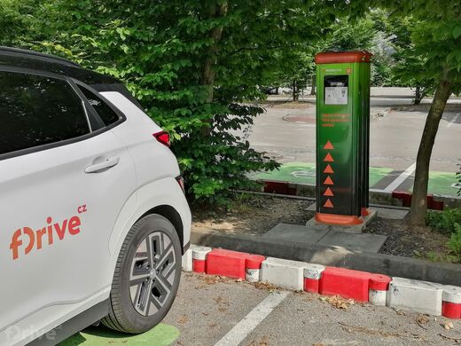 ČEZ, Dvůr Králové, Štefánikova ul., parkoviště zologické zahrady Safari park.