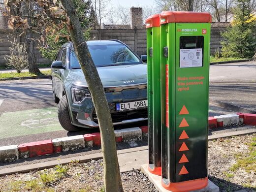 ČEZ, Dvůr Králové, Štefánikova ul., parkoviště zologické zahrady Safari park.