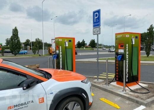 ČEZ, McDonald's, dálnice D11 směr Hradec Králové