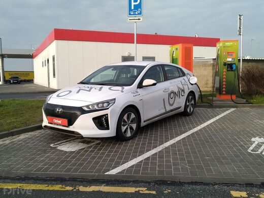 ČEZ, Osice, dálnice D11, km.80 směr Hradec Králové, areál Benzina