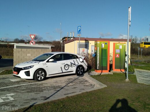 ČEZ, Osice, dálnice D11, km.80 směr Hradec Králové, areál Benzina