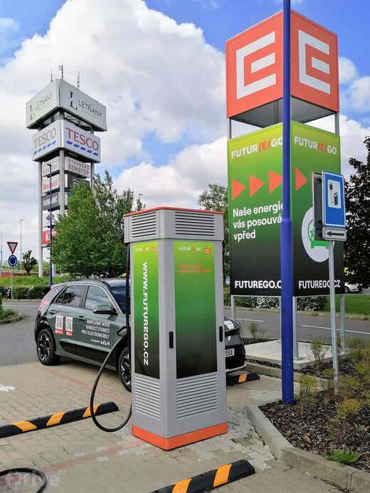 ČEZ, Praha 18 - Letňany, Veselská ul., venkovní parkoviště OC Letňany - Super Zoo