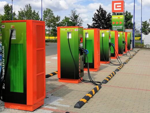 ČEZ, Praha 18 - Letňany, Veselská ul., venkovní parkoviště OC Letňany - Super Zoo