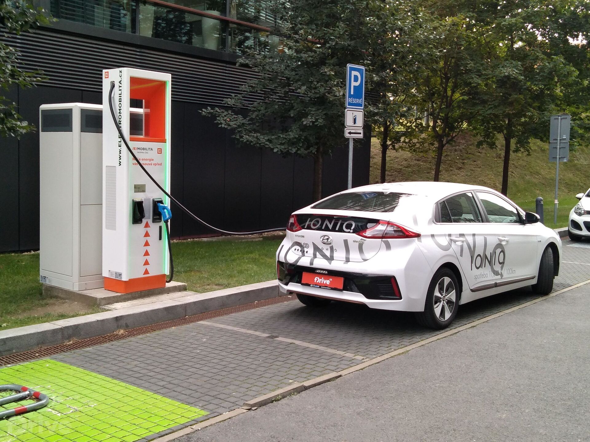 ČEZ, Praha 4 - Michle, Duhová ul., u budovy ČEZ ICT Services