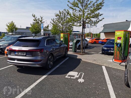 ČEZ, Praha, Průmyslová ul.,restaurace McDonald's
