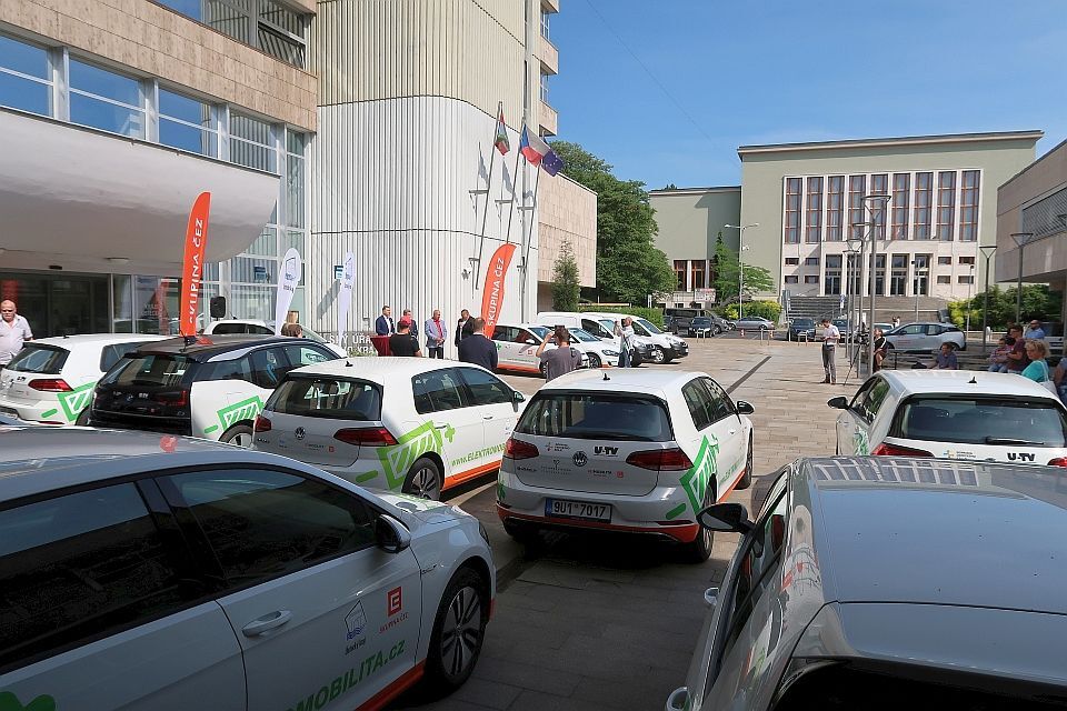 ČEZ předá 19 elektromobilů