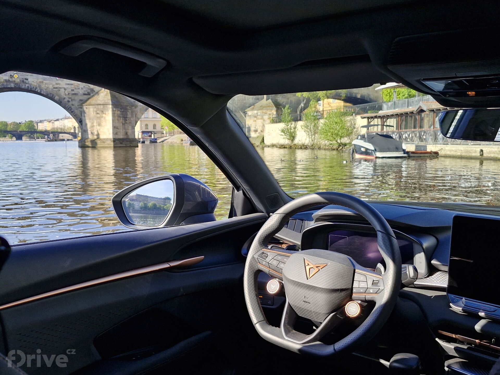 Cupra Terramar na Vltavě