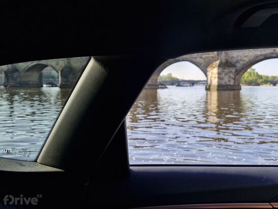 Cupra Terramar na Vltavě