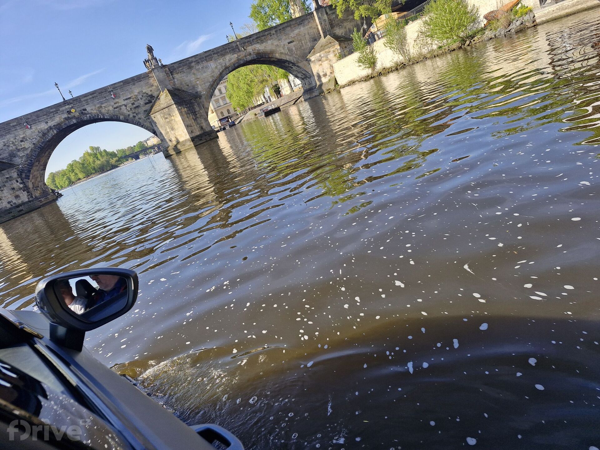 Cupra Terramar na Vltavě