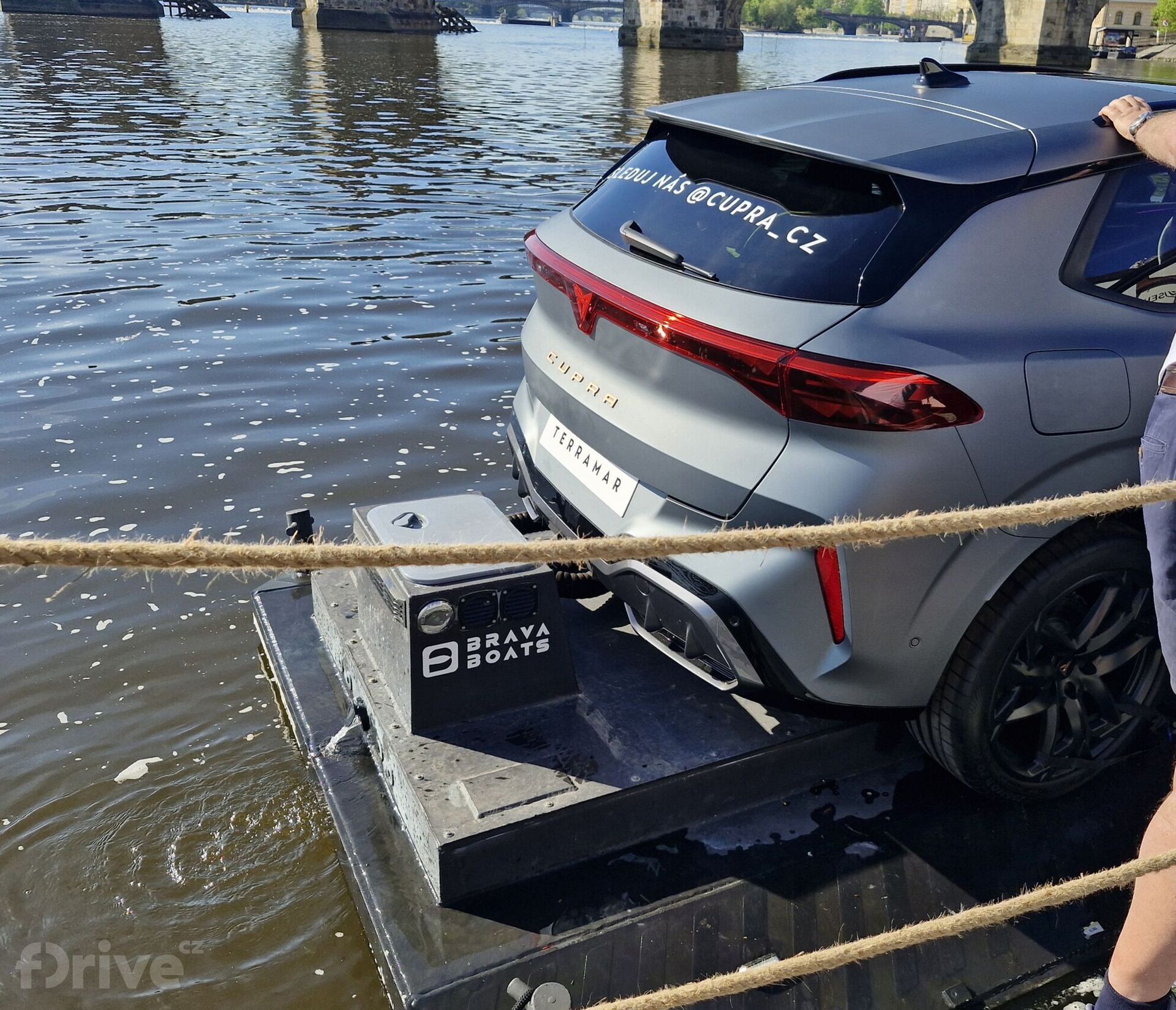 Cupra Terramar na Vltavě