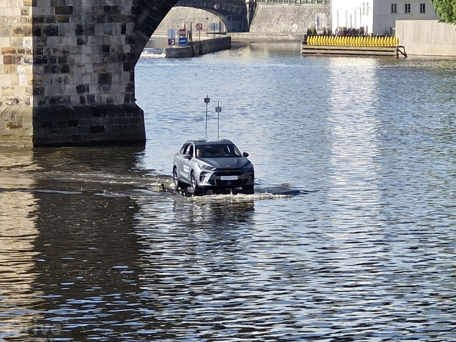 Cupra Terramar na Vltavě