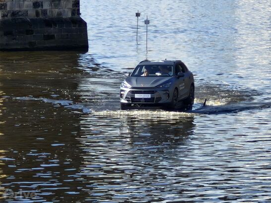 Cupra Terramar na Vltavě