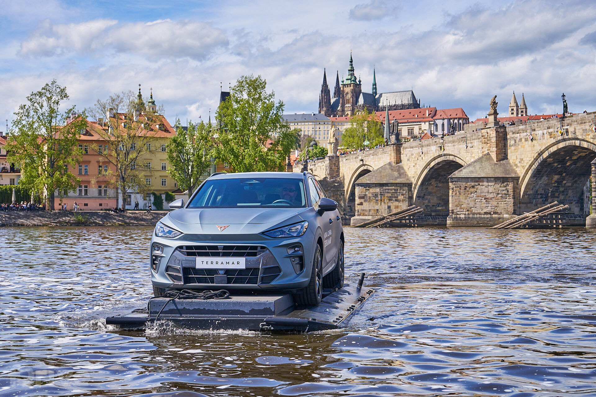 Cupra Terramar na Vltavě