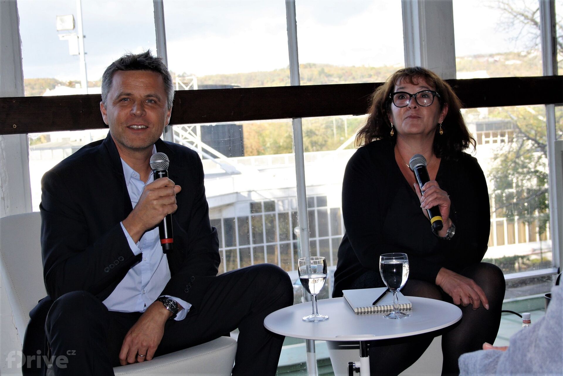 Designér Nicolas Dortindeguey s tlumočnicí