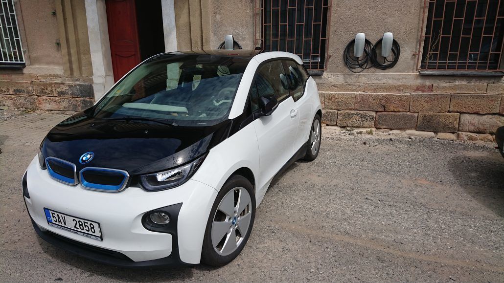 Destination Charger před Kavárnou pana Theodora v Doksech