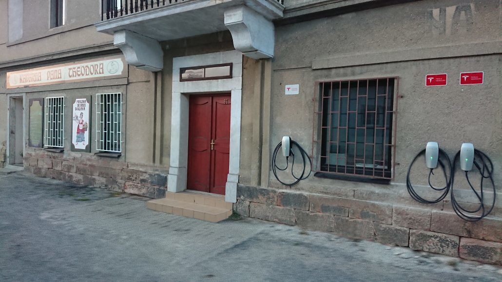 Destination Charger před Kavárnou pana Theodora v Doksech