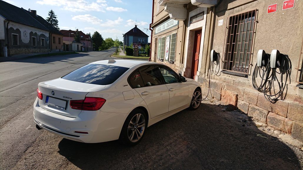 Destination Charger před Kavárnou pana Theodora v Doksech