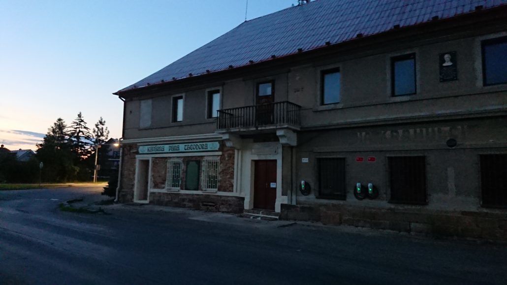 Destination Charger před Kavárnou pana Theodora v Doksech