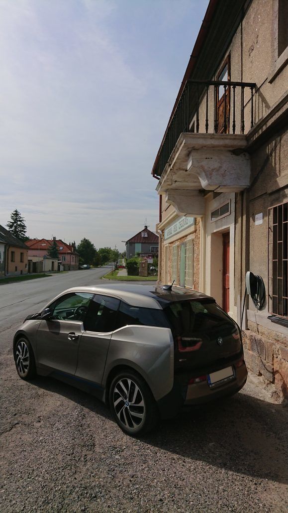 Destination Charger před Kavárnou pana Theodora v Doksech