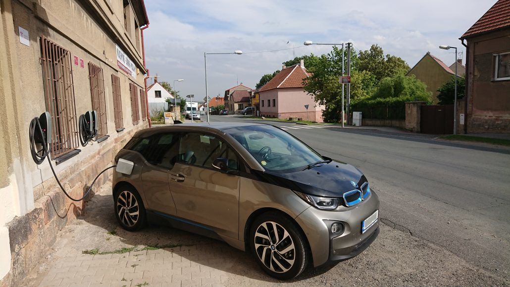 Destination Charger před Kavárnou pana Theodora v Doksech