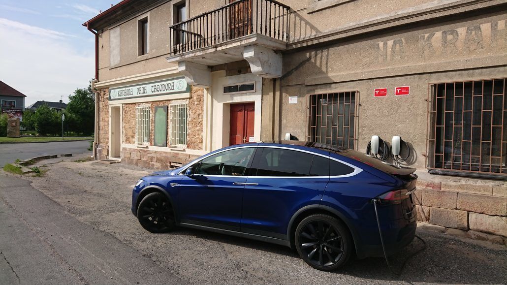 Destination Charger před Kavárnou pana Theodora v Doksech