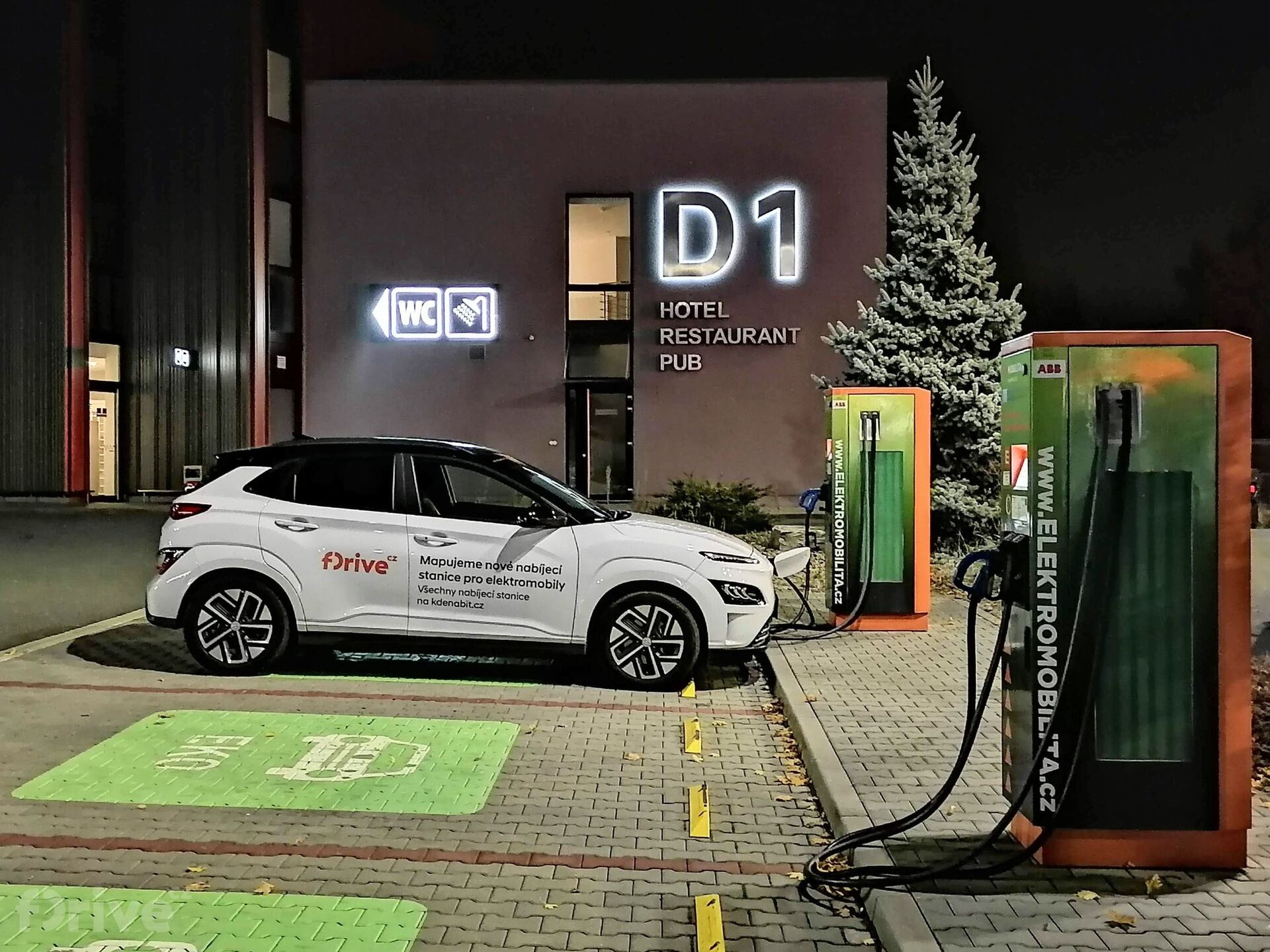 Dobíjecí stanice ČEZ na dálnici D1 v Ostrovačicích