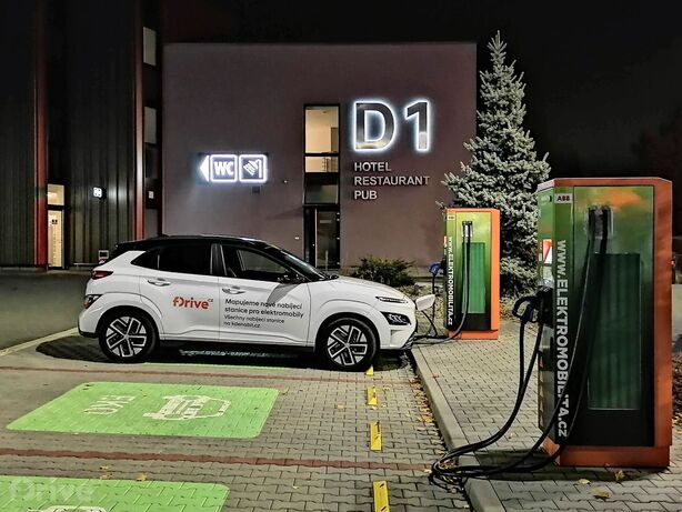 Dobíjecí stanice ČEZ na dálnici D1 v Ostrovačicích