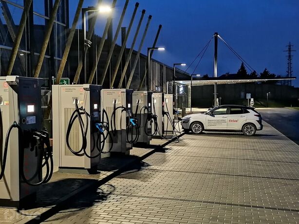 Dobíjecí stanice ČEZ na dálnici D1 v Průhonicích