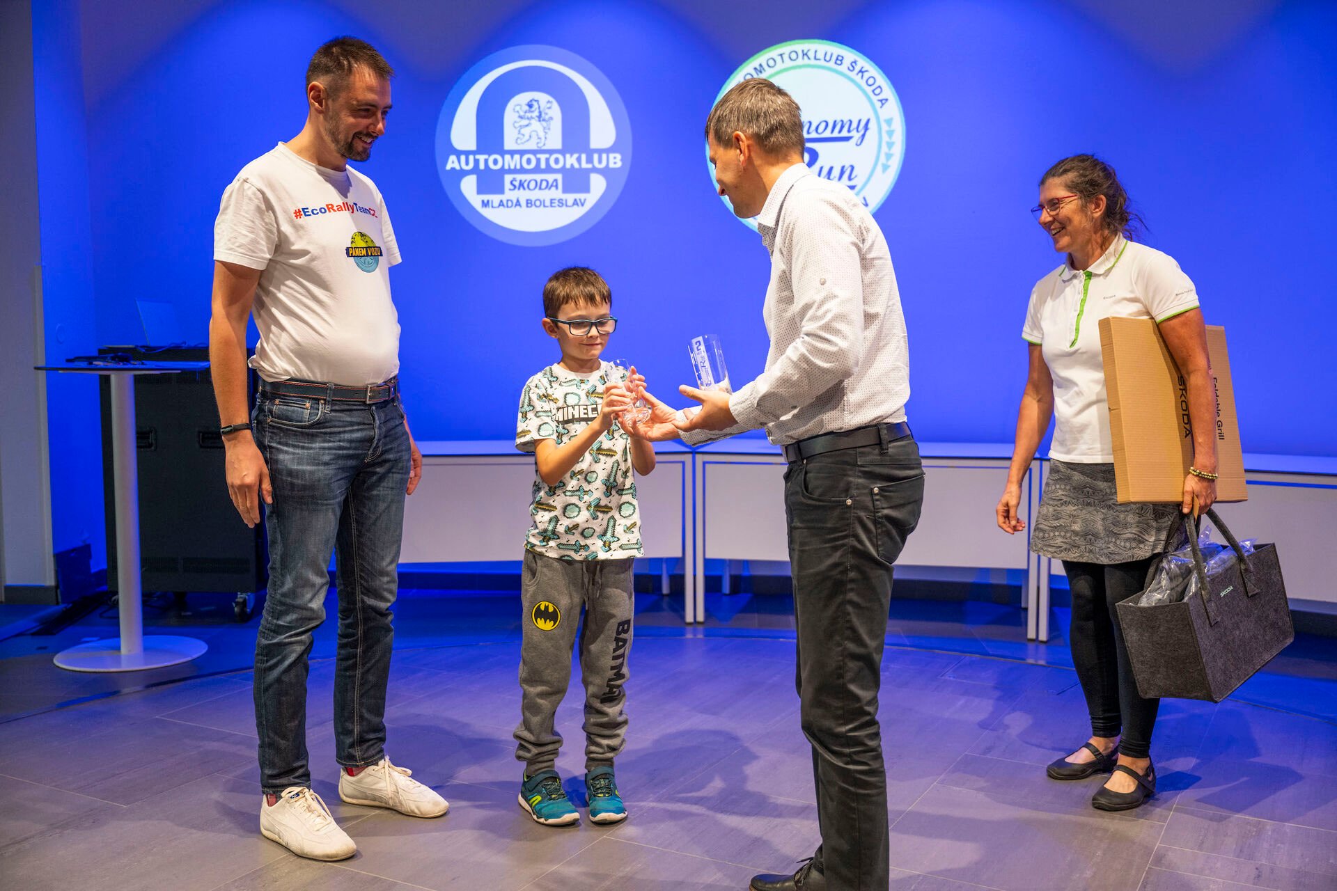 Druhá posádka skupiny E přebírá ceny