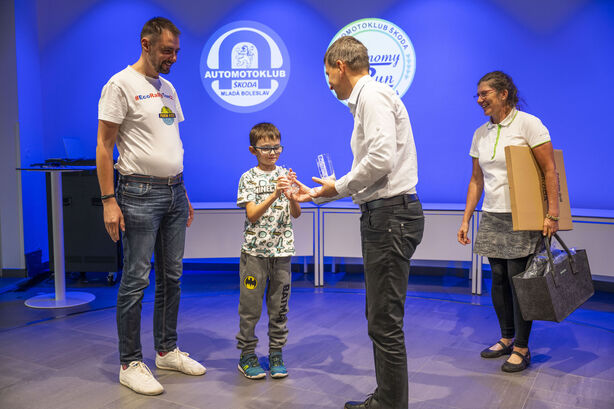 Druhá posádka skupiny E přebírá ceny