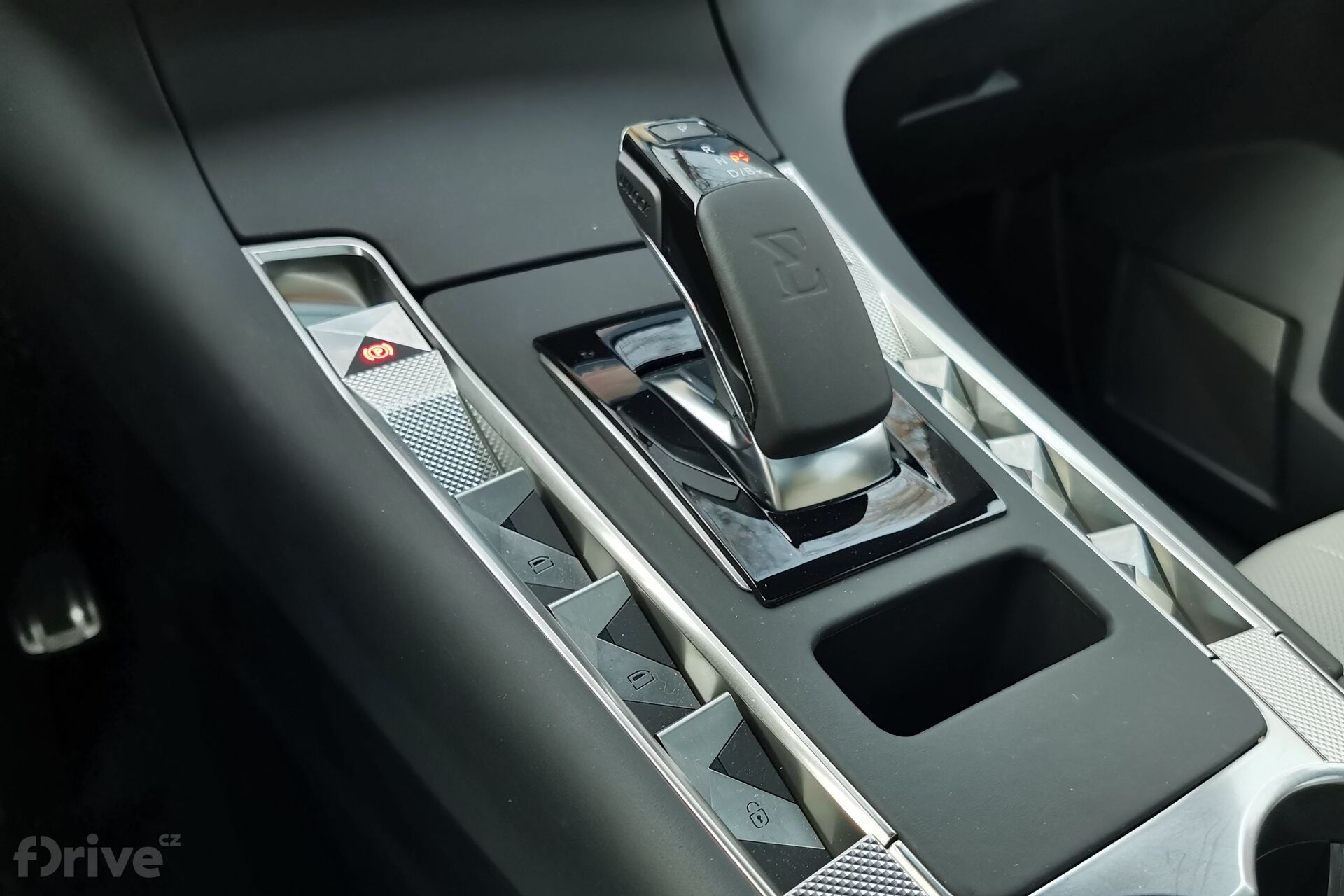 DS 7 Crossback E-TENSE 4x4 interiér