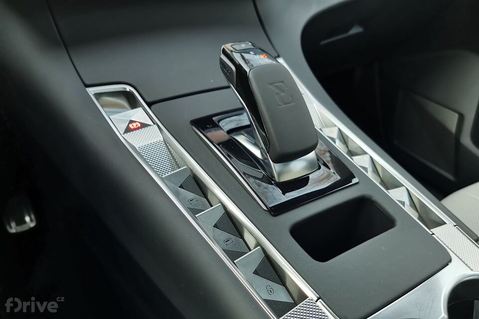 DS 7 Crossback E-TENSE 4x4 interiér