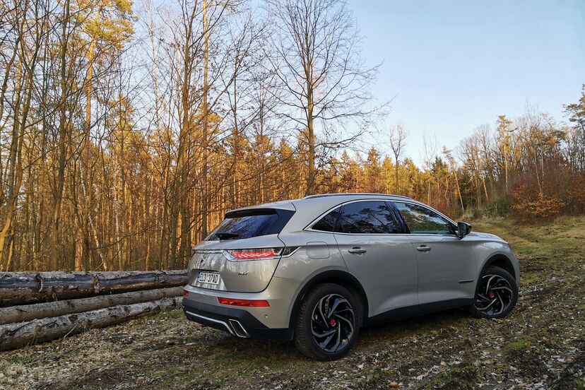 DS 7 Crossback E-TENSE 4x4 z boku