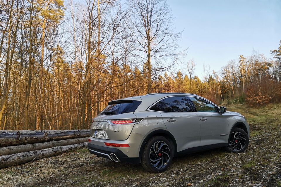 DS 7 Crossback E-TENSE 4x4 z boku