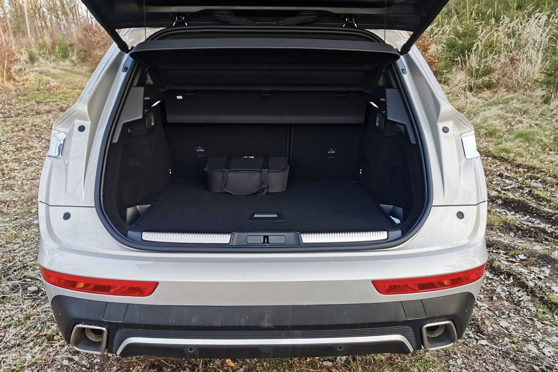 DS 7 Crossback E-TENSE 4x4 zavazadlový prostor