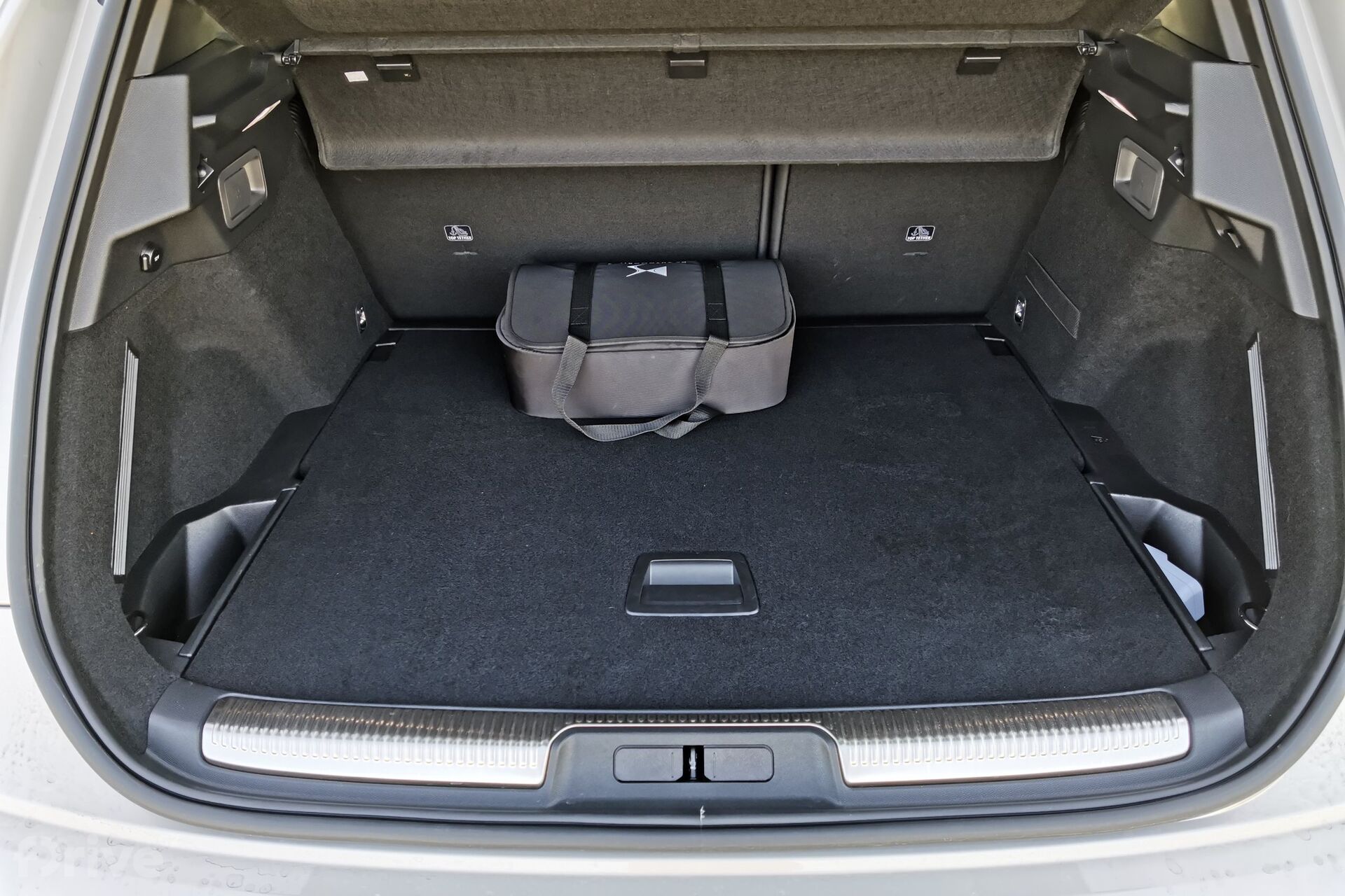 DS 7 Crossback E-TENSE 4x4 zavazadlový prostor