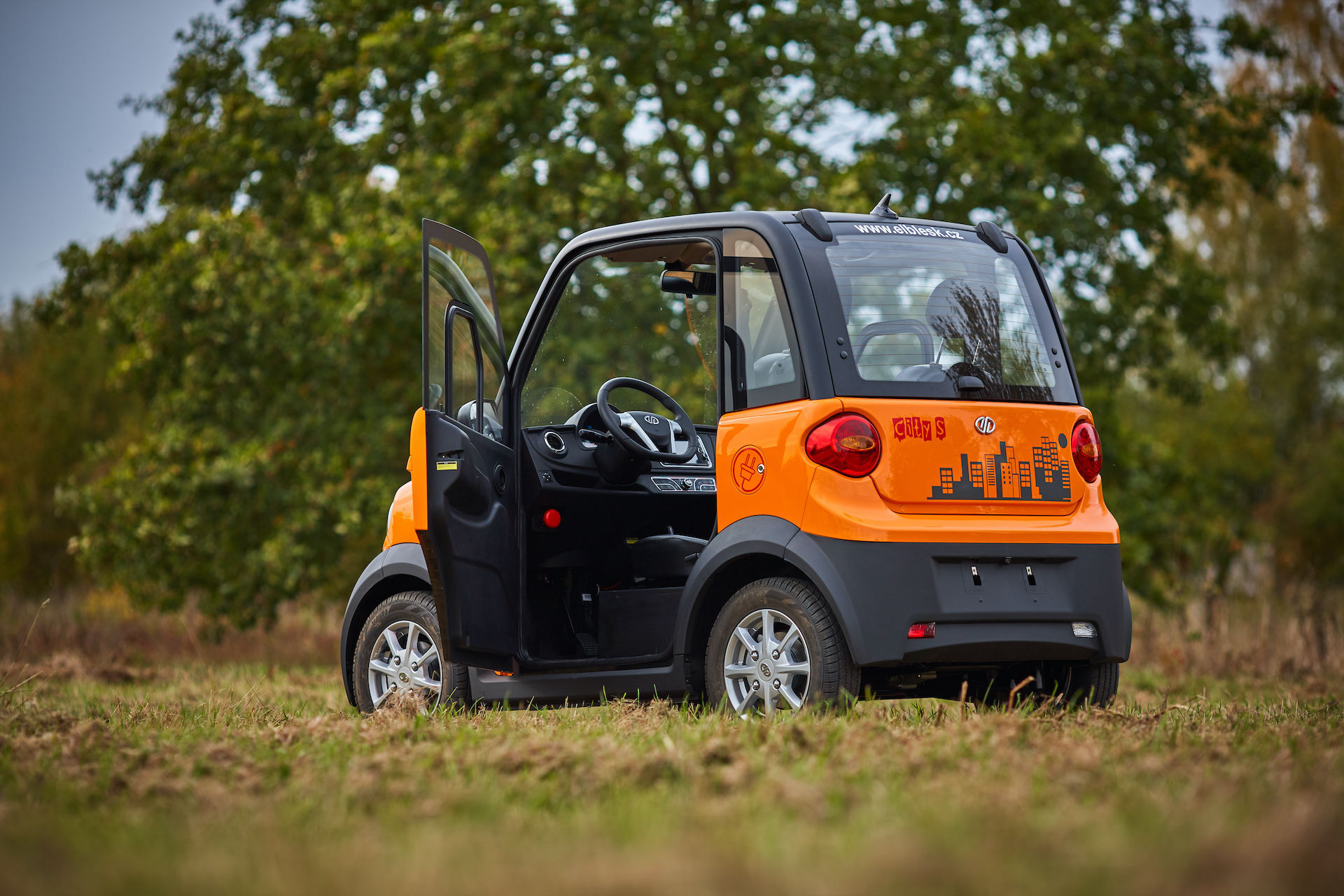 Dvoumístný elektromobil elBlesk City