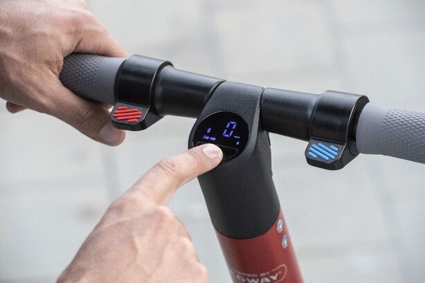 Elektrická koloběžka SEAT eXS KickScooter