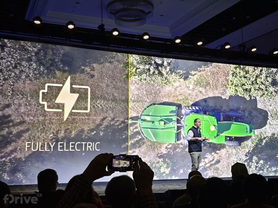 Elektrický traktor John Deere