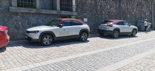 Elektromobily u kotviště elektrické lodi