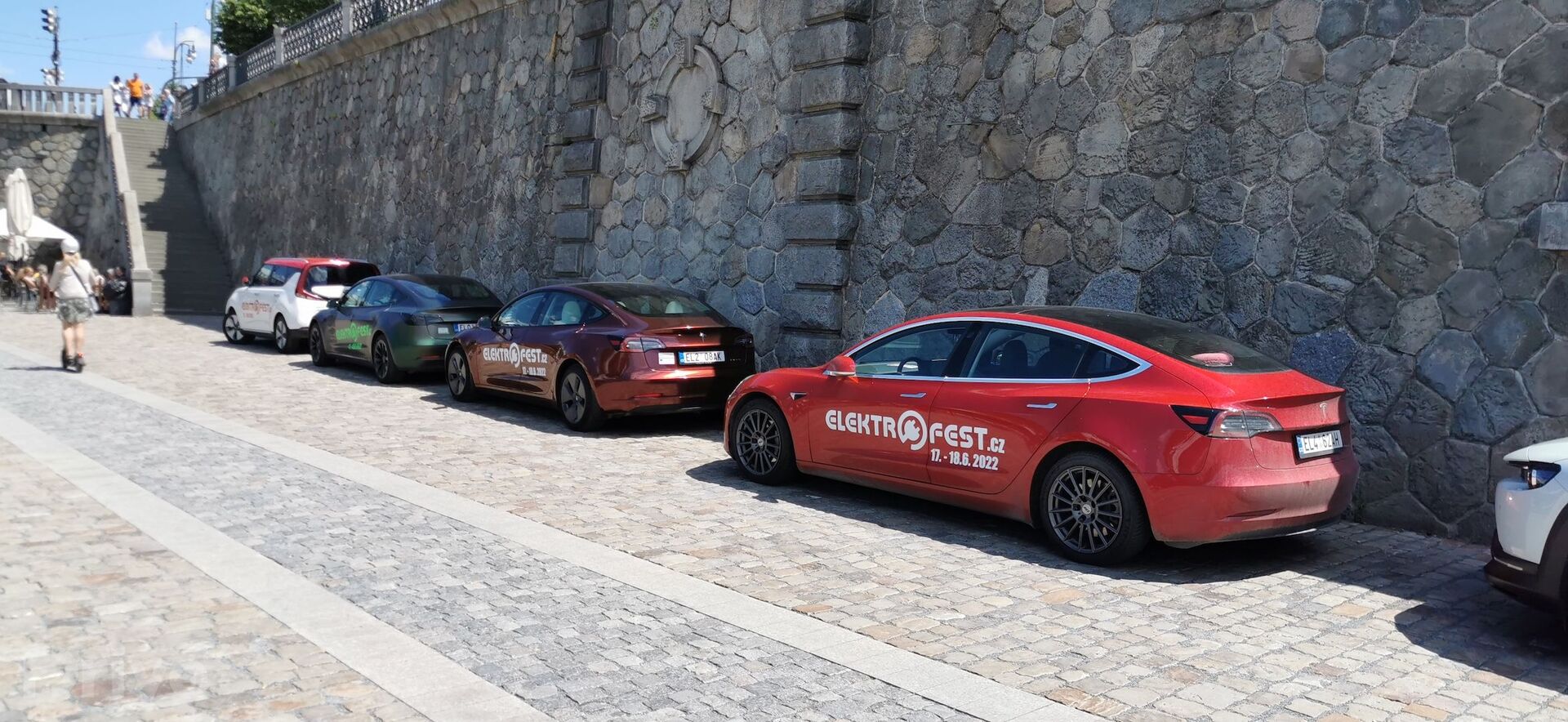 Elektromobily u kotviště elektrické lodi